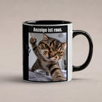 Wütende Bettkatze – Tasse mit Spruch. Innen schwarz. 1 STUDIO. KI-Motiv.
