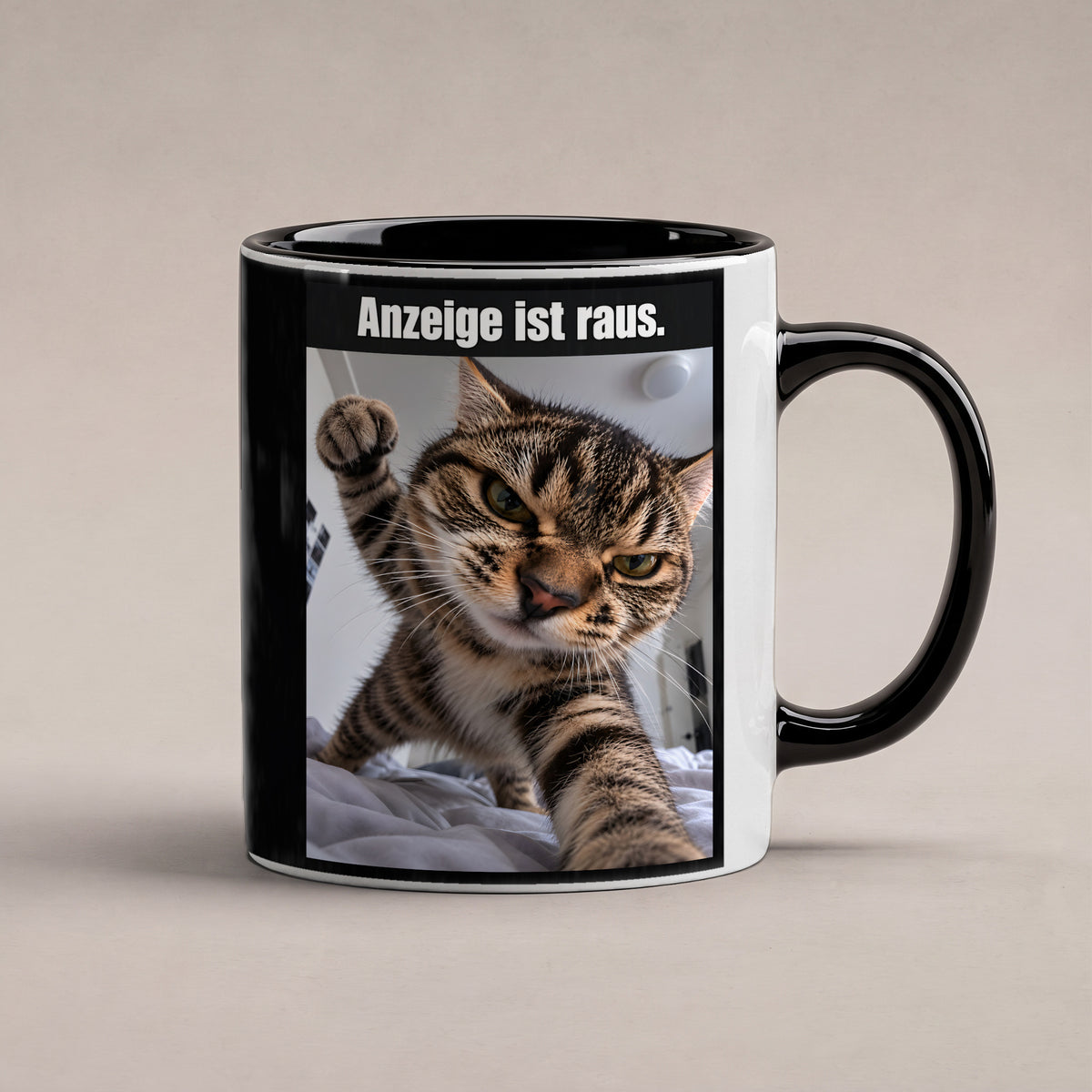 Wütende Bettkatze – Tasse mit Spruch. Innen schwarz. 1 STUDIO. KI-Motiv.