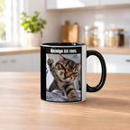 Wütende Bettkatze – Tasse mit Spruch. Innen schwarz. 2 KUECHE. KI-Motiv.