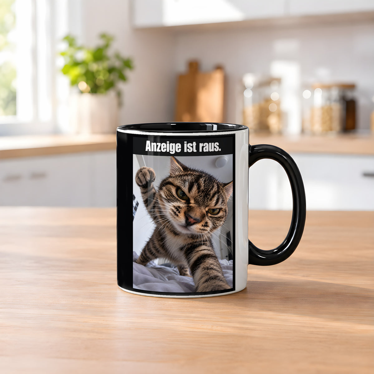 Wütende Bettkatze – Tasse mit Spruch. Innen schwarz. 2 KUECHE. KI-Motiv.