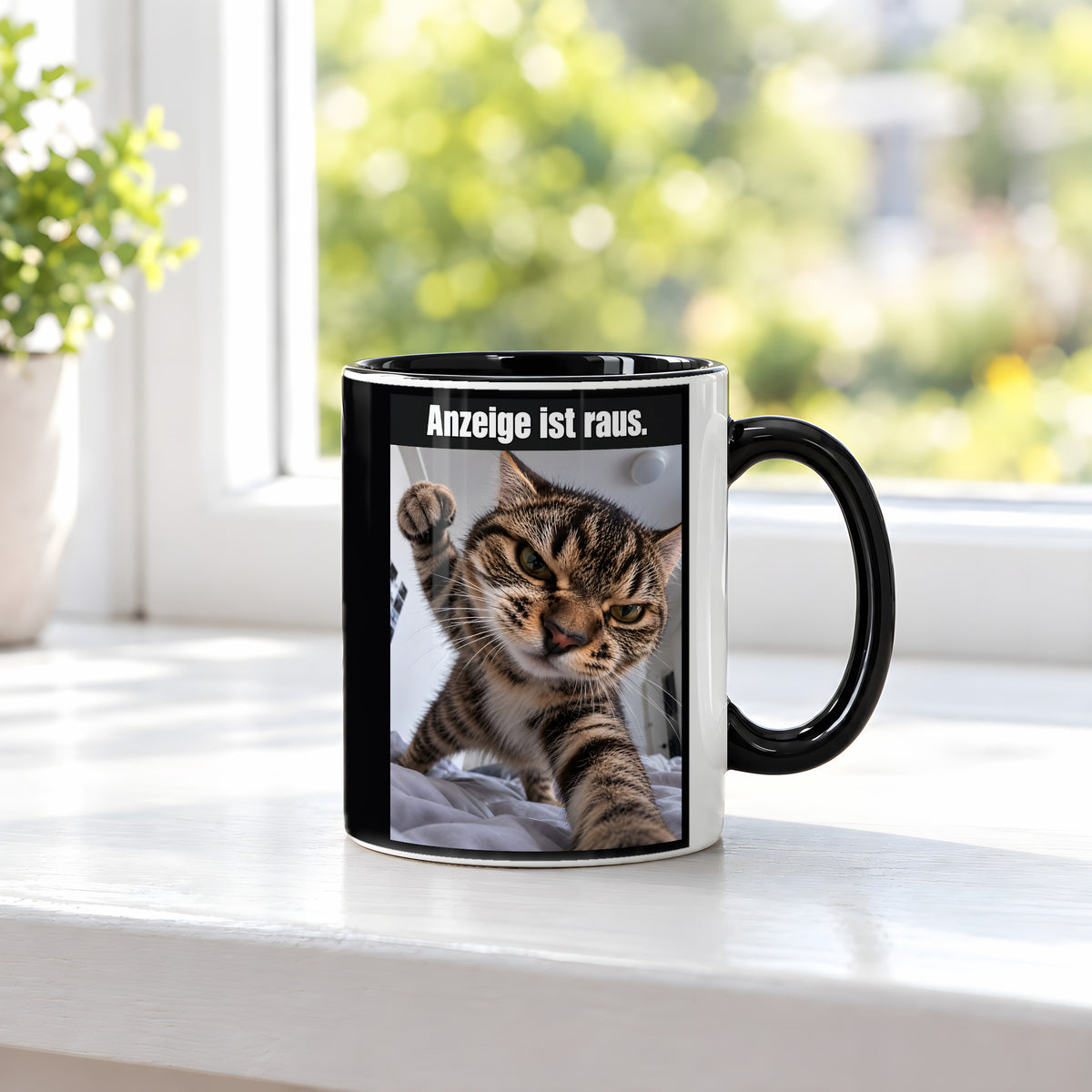 Wütende Bettkatze – Tasse mit Spruch. Innen schwarz. 3 FENSTER. KI-Motiv.