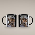 Wütende Bettkatze – Tasse mit Spruch. Innen schwarz. 4 BEIDE SEITEN. KI-Motiv.