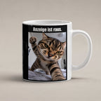 Wütende Bettkatze – Tasse mit Spruch. Weiß. 1 STUDIO. KI-Motiv.