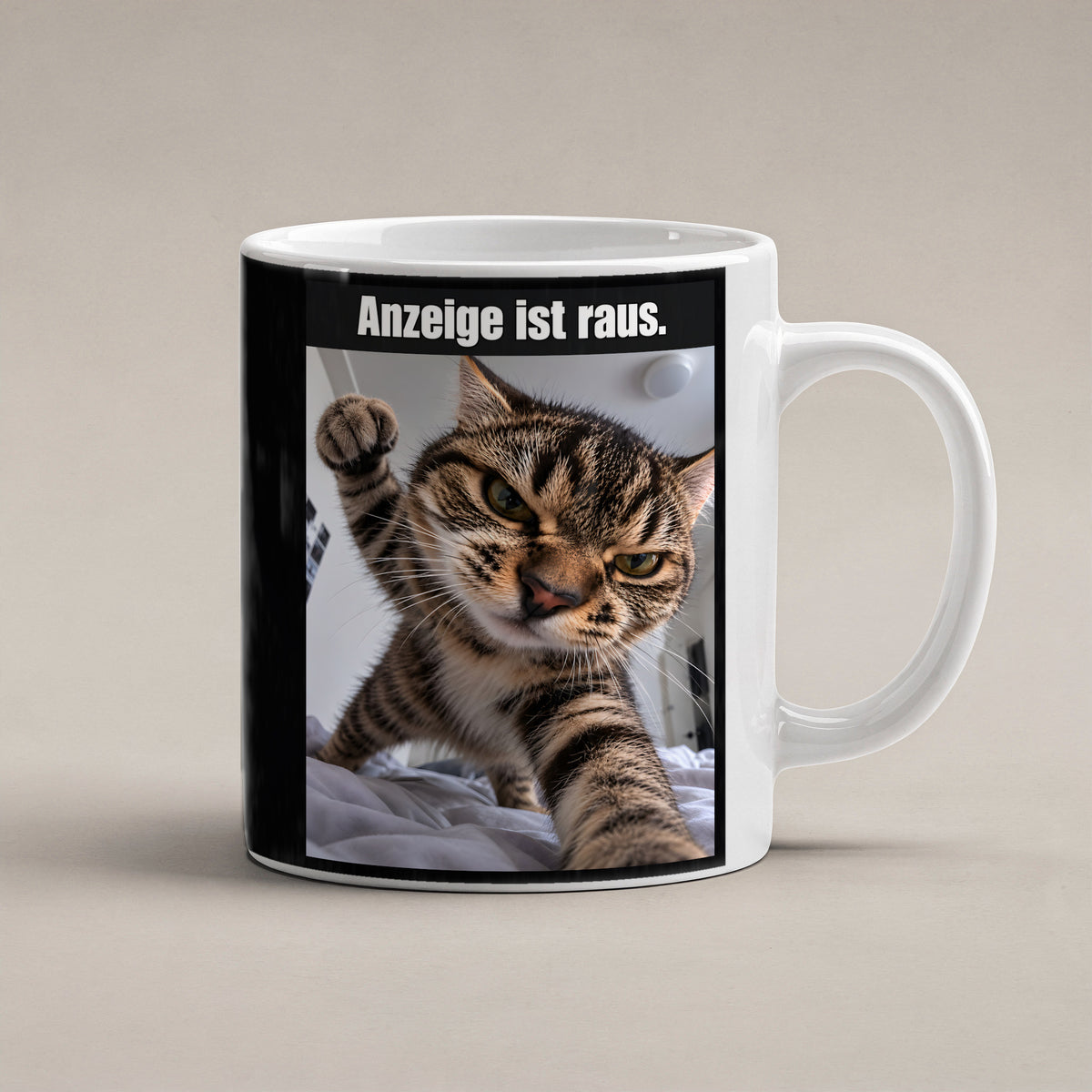 Wütende Bettkatze – Tasse mit Spruch. Weiß. 1 STUDIO. KI-Motiv.