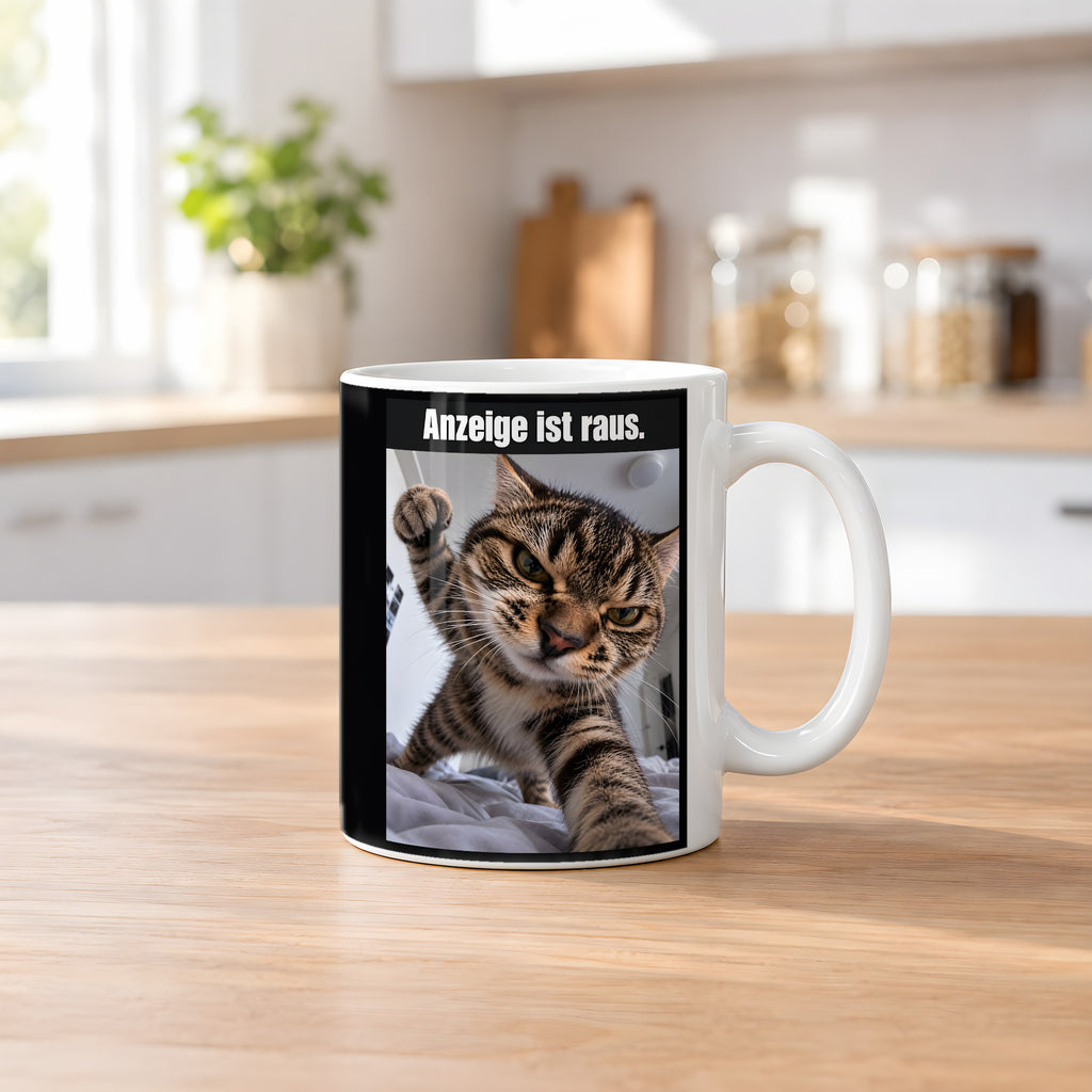 Wütende Bettkatze – Tasse mit Spruch. Weiß. 2 KUECHE. KI-Motiv.