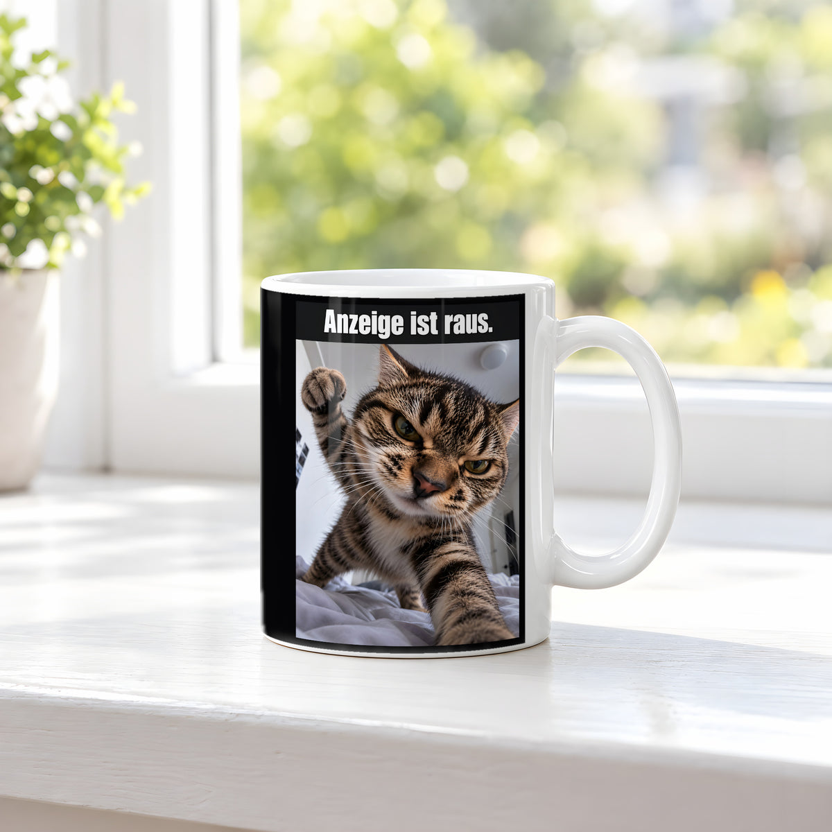Wütende Bettkatze – Tasse mit Spruch. Weiß. 3 FENSTER. KI-Motiv.