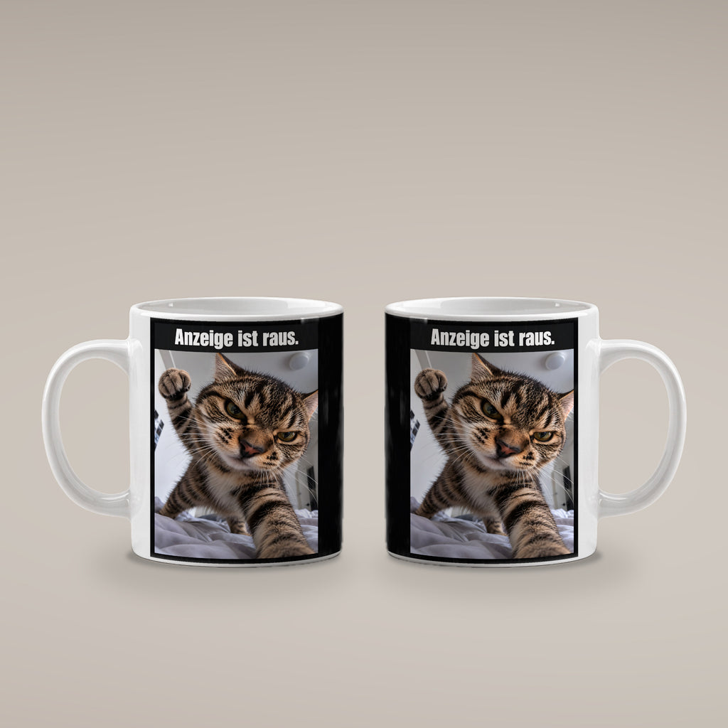 Wütende Bettkatze – Tasse mit Spruch. Weiß. 4 BEIDE SEITEN. KI-Motiv.
