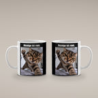 Wütende Bettkatze – Tasse mit Spruch. Weiß. 4 BEIDE SEITEN. KI-Motiv.