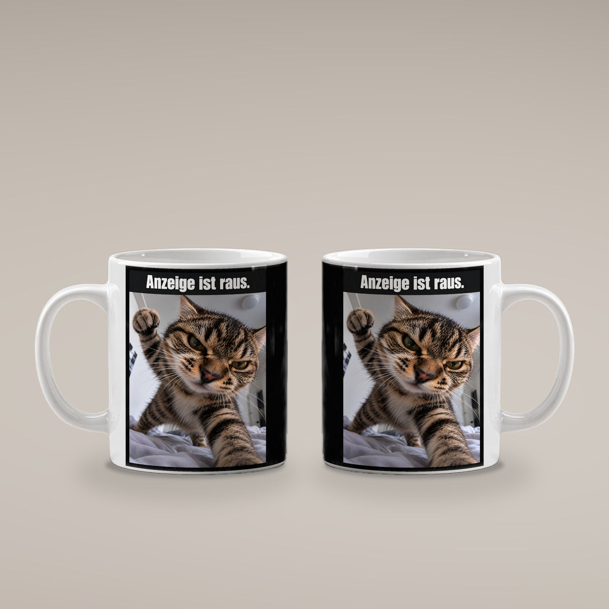 Wütende Bettkatze – Tasse mit Spruch. Weiß. 4 BEIDE SEITEN. KI-Motiv.