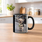Bahnhof-Chihuahua – Tasse. Innen schwarz. 2 KUECHE. KI-Motiv.