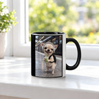Bahnhof-Chihuahua – Tasse. Innen schwarz. 3 FENSTER. KI-Motiv.