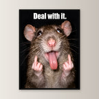 Freche Ratte V2 – Gerahmtes Wandbild mit Spruch. 45×60 cm. 1 FRONTAL. KI-Motiv.