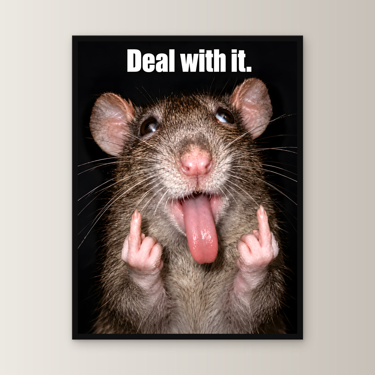 Freche Ratte V2 – Gerahmtes Wandbild mit Spruch. 45×60 cm. 1 FRONTAL. KI-Motiv.