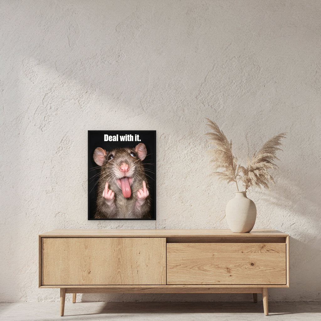 Freche Ratte V2 – Gerahmtes Wandbild mit Spruch. 45×60 cm. 2 RAUM. KI-Motiv.