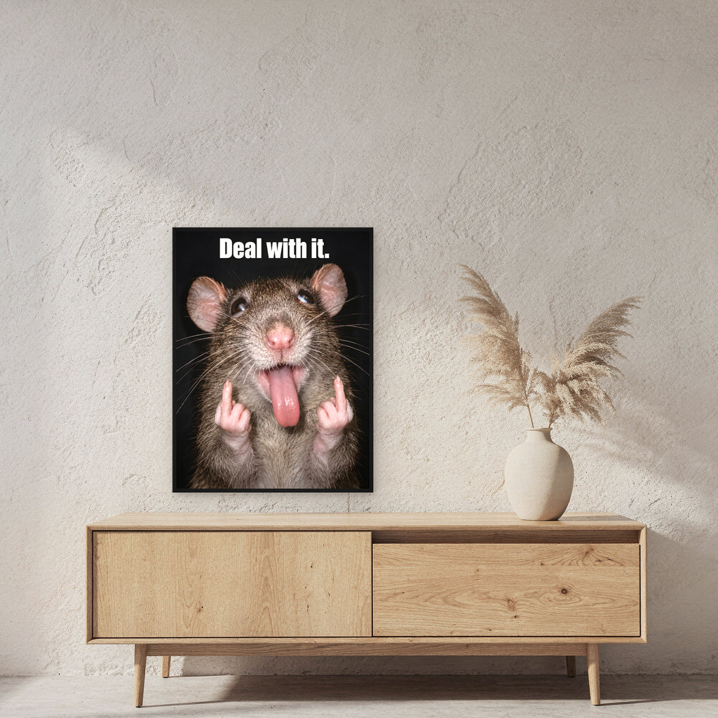 Freche Ratte V2 – Gerahmtes Wandbild mit Spruch. 60×80 cm. 2 RAUM. KI-Motiv.