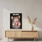 Freche Ratte V2 – Gerahmtes Wandbild mit Spruch. 60×80 cm. 2 RAUM. KI-Motiv.