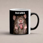 Freche Ratte V2 – Tasse mit Spruch. Zaubertasse: Wärmeeffekt. 1 STUDIO HEISS. KI-Motiv.