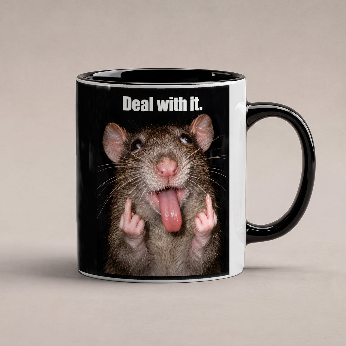 Freche Ratte V2 – Tasse mit Spruch. Innen schwarz. 1 STUDIO. KI-Motiv.