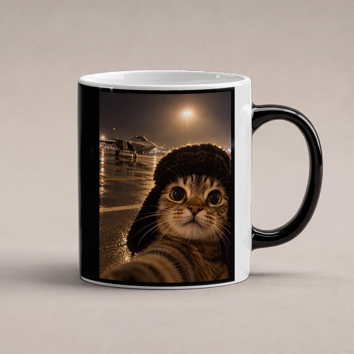 Katze am Flugfeld – Tasse. Zaubertasse: Wärmeeffekt. 1 STUDIO HEISS. KI-Motiv.