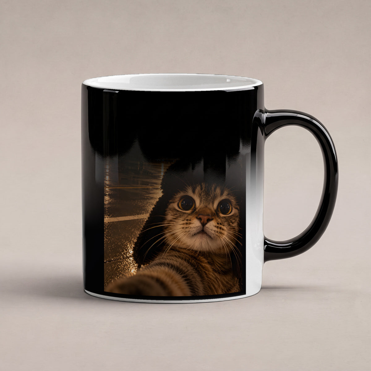 Katze am Flugfeld – Tasse. Zaubertasse: Wärmeeffekt. 6 WAERMEEFFEKT. KI-Motiv.