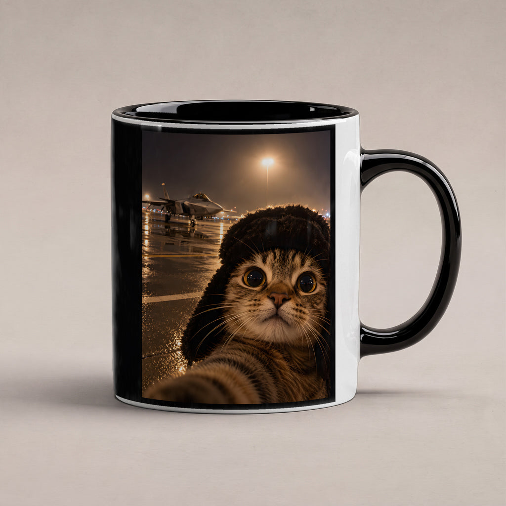 Katze am Flugfeld – Tasse. Innen schwarz. 1 STUDIO. KI-Motiv.