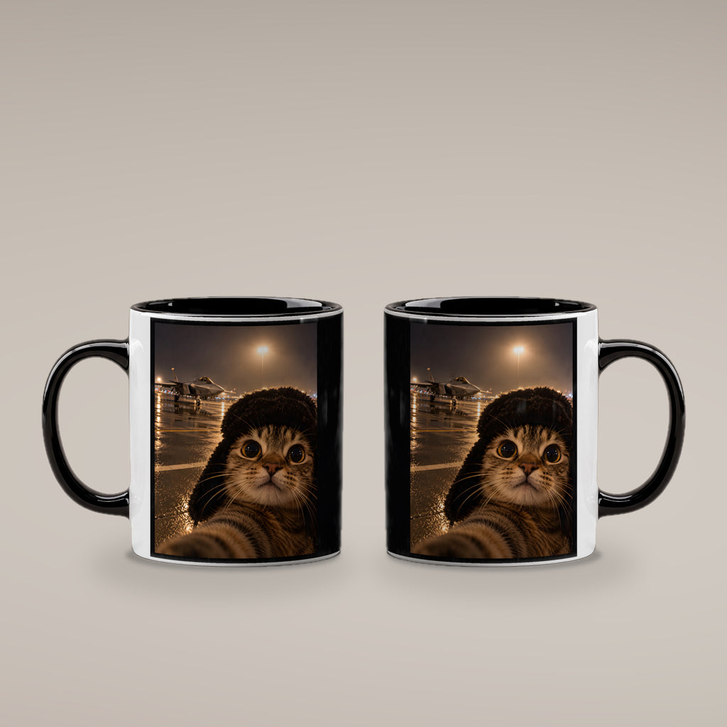 Katze am Flugfeld – Tasse. Innen schwarz. 4 BEIDE SEITEN. KI-Motiv.