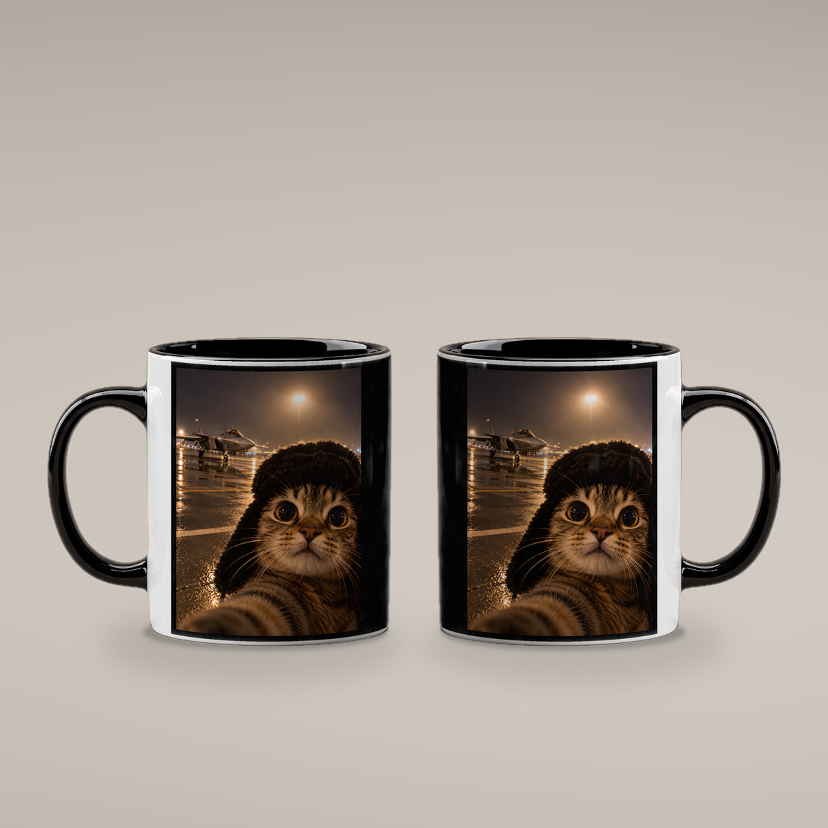 Katze am Flugfeld – Tasse. Innen schwarz. 4 BEIDE SEITEN. KI-Motiv.
