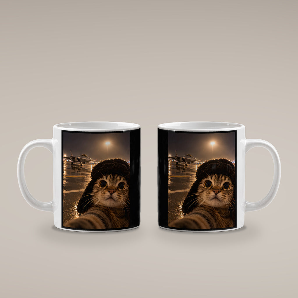 Katze am Flugfeld – Tasse. Weiß. 4 BEIDE SEITEN. KI-Motiv.
