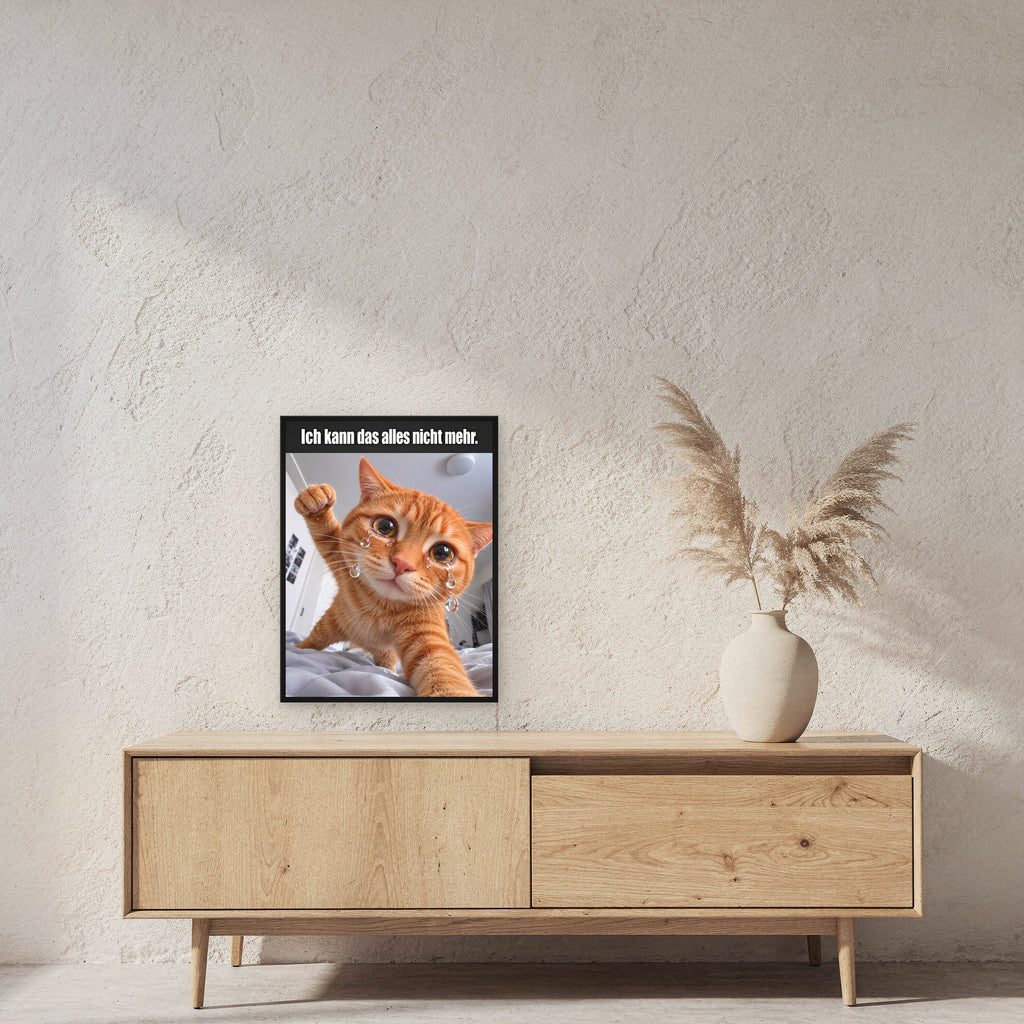Weinende Katze – Gerahmtes Wandbild mit Spruch. 45×60 cm. 2 RAUM. KI-Motiv.