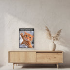Weinende Katze – Gerahmtes Wandbild mit Spruch. 45×60 cm. 2 RAUM. KI-Motiv.
