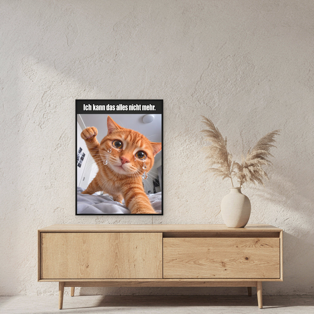 Weinende Katze – Gerahmtes Wandbild mit Spruch. 60×80 cm. 2 RAUM. KI-Motiv.