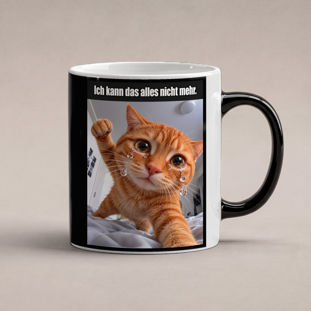 Weinende Katze – Tasse mit Spruch. Zaubertasse: Wärmeeffekt. 1 STUDIO HEISS. KI-Motiv.