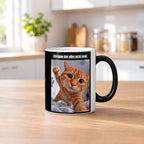 Weinende Katze – Tasse mit Spruch. Zaubertasse: Wärmeeffekt. 2 KUECHE HEISS. KI-Motiv.
