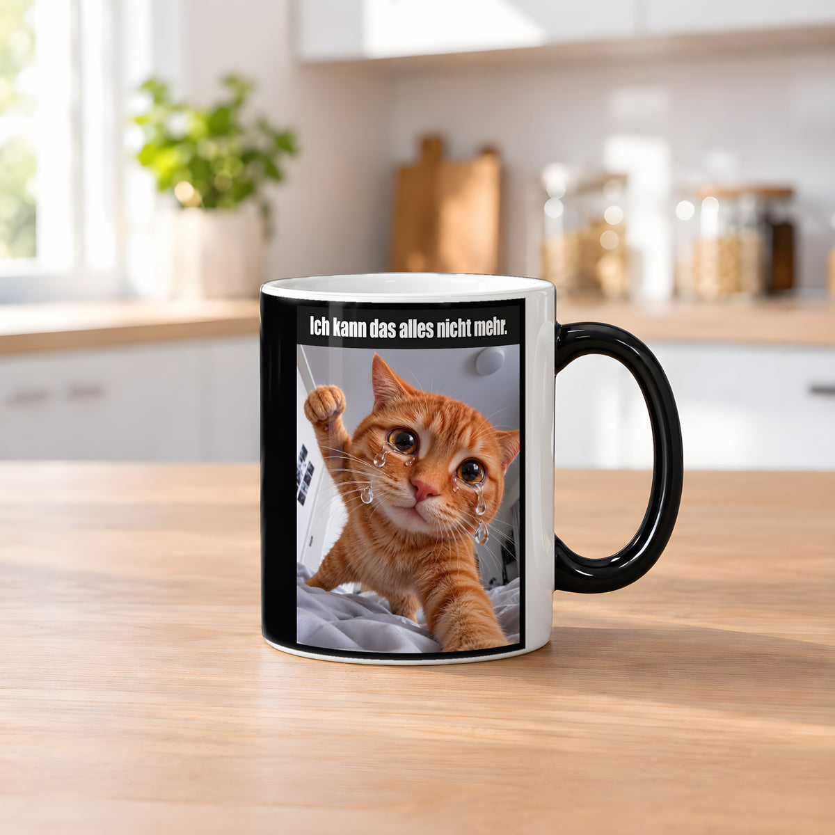 Weinende Katze – Tasse mit Spruch. Zaubertasse: Wärmeeffekt. 2 KUECHE HEISS. KI-Motiv.