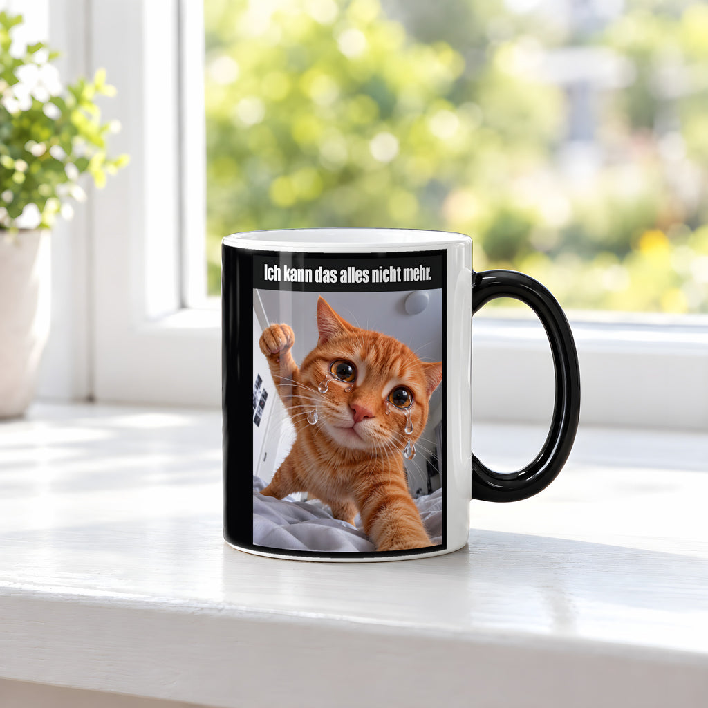 Weinende Katze – Tasse mit Spruch. Zaubertasse: Wärmeeffekt. 3 FENSTER HEISS. KI-Motiv.