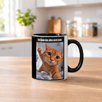 Weinende Katze – Tasse mit Spruch. Innen schwarz. 2 KUECHE. KI-Motiv.