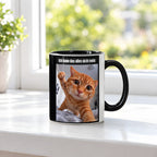 Weinende Katze – Tasse mit Spruch. Innen schwarz. 3 FENSTER. KI-Motiv.
