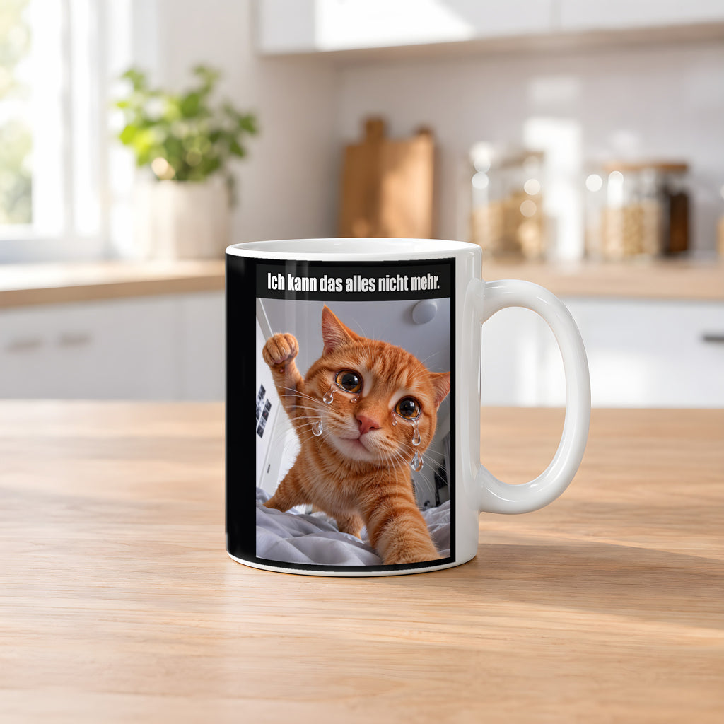 Weinende Katze – Tasse mit Spruch. Weiß. 2 KUECHE. KI-Motiv.