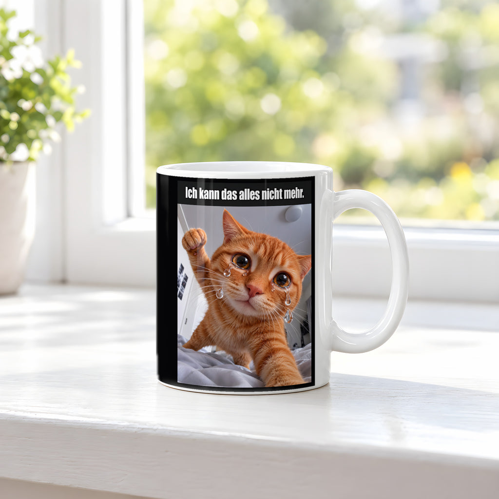 Weinende Katze – Tasse mit Spruch. Weiß. 3 FENSTER. KI-Motiv.