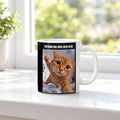 Weinende Katze – Tasse mit Spruch. Weiß. 3 FENSTER. KI-Motiv.