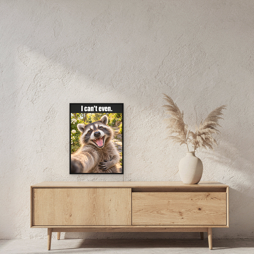 Lachender Waschbär – Gerahmtes Wandbild mit Spruch. 45×60 cm. 2 RAUM. KI-Motiv.