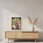 Lachender Waschbär – Gerahmtes Wandbild mit Spruch. 45×60 cm. 2 RAUM. KI-Motiv.