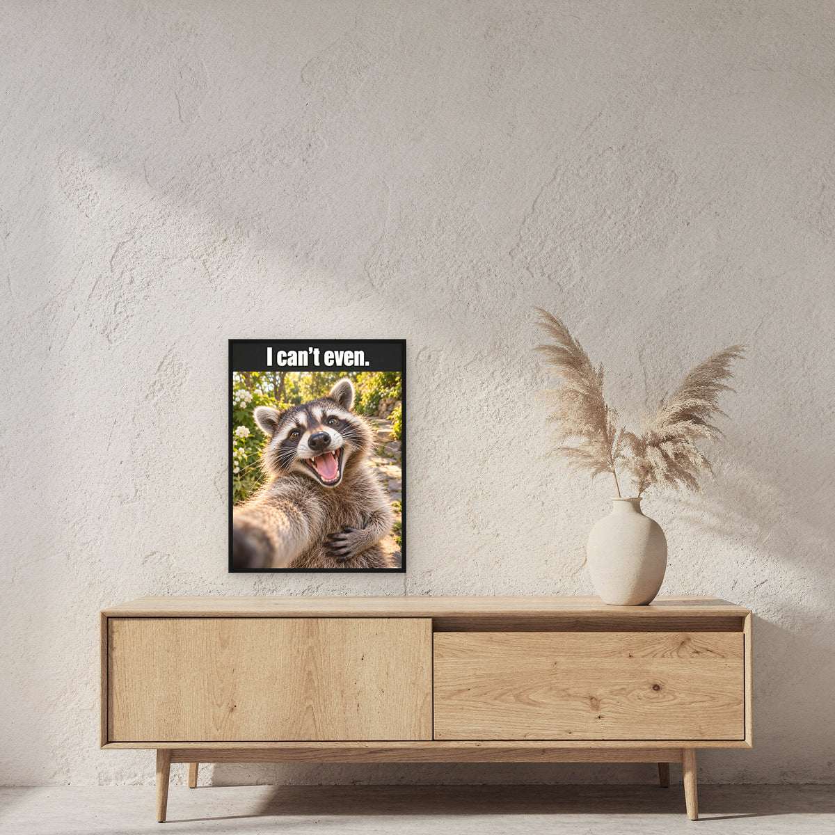 Lachender Waschbär – Gerahmtes Wandbild mit Spruch. 45×60 cm. 2 RAUM. KI-Motiv.