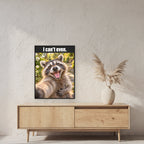 Lachender Waschbär – Gerahmtes Wandbild mit Spruch. 60×80 cm. 2 RAUM. KI-Motiv.