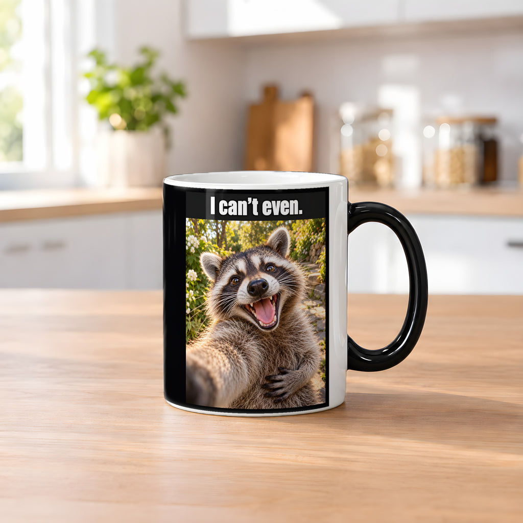 Lachender Waschbär – Tasse mit Spruch. Zaubertasse: Wärmeeffekt. 2 KUECHE HEISS. KI-Motiv.