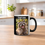Lachender Waschbär – Tasse mit Spruch. Zaubertasse: Wärmeeffekt. 2 KUECHE HEISS. KI-Motiv.
