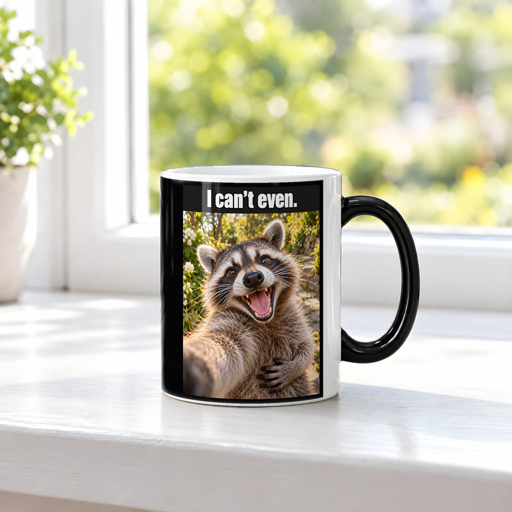 Lachender Waschbär – Tasse mit Spruch. Zaubertasse: Wärmeeffekt. 3 FENSTER HEISS. KI-Motiv.