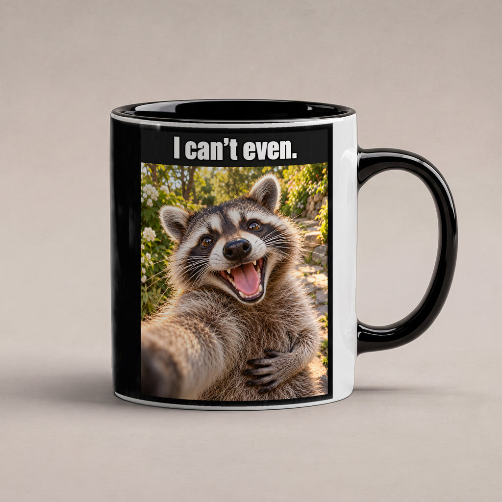 Lachender Waschbär – Tasse mit Spruch. Innen schwarz. 1 STUDIO. KI-Motiv.