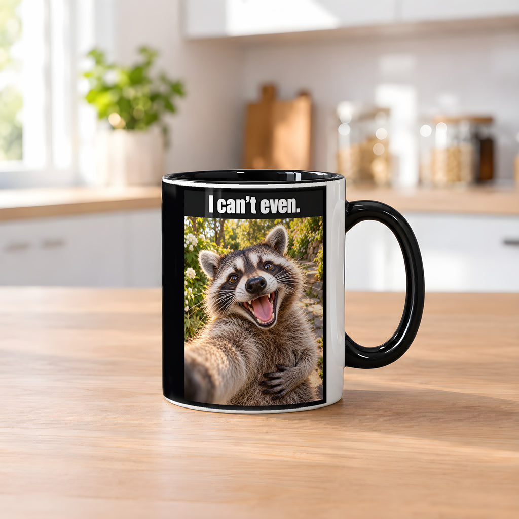 Lachender Waschbär – Tasse mit Spruch. Innen schwarz. 2 KUECHE. KI-Motiv.