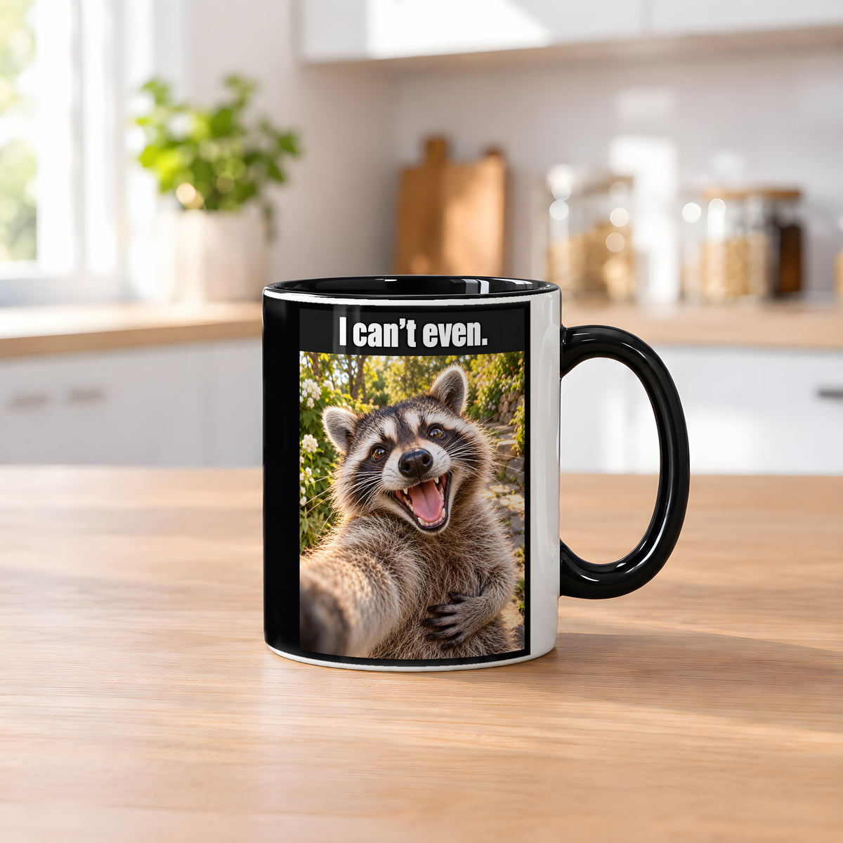 Lachender Waschbär – Tasse mit Spruch. Innen schwarz. 2 KUECHE. KI-Motiv.